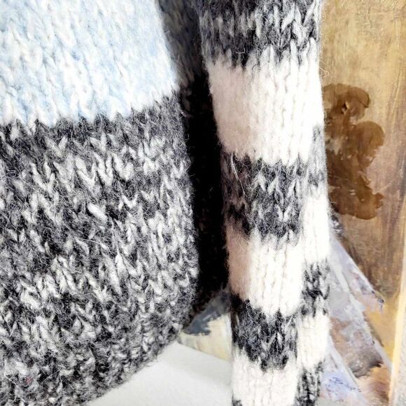 Used: American Eagle Knitted sweater Size M - Picture 8 of 10